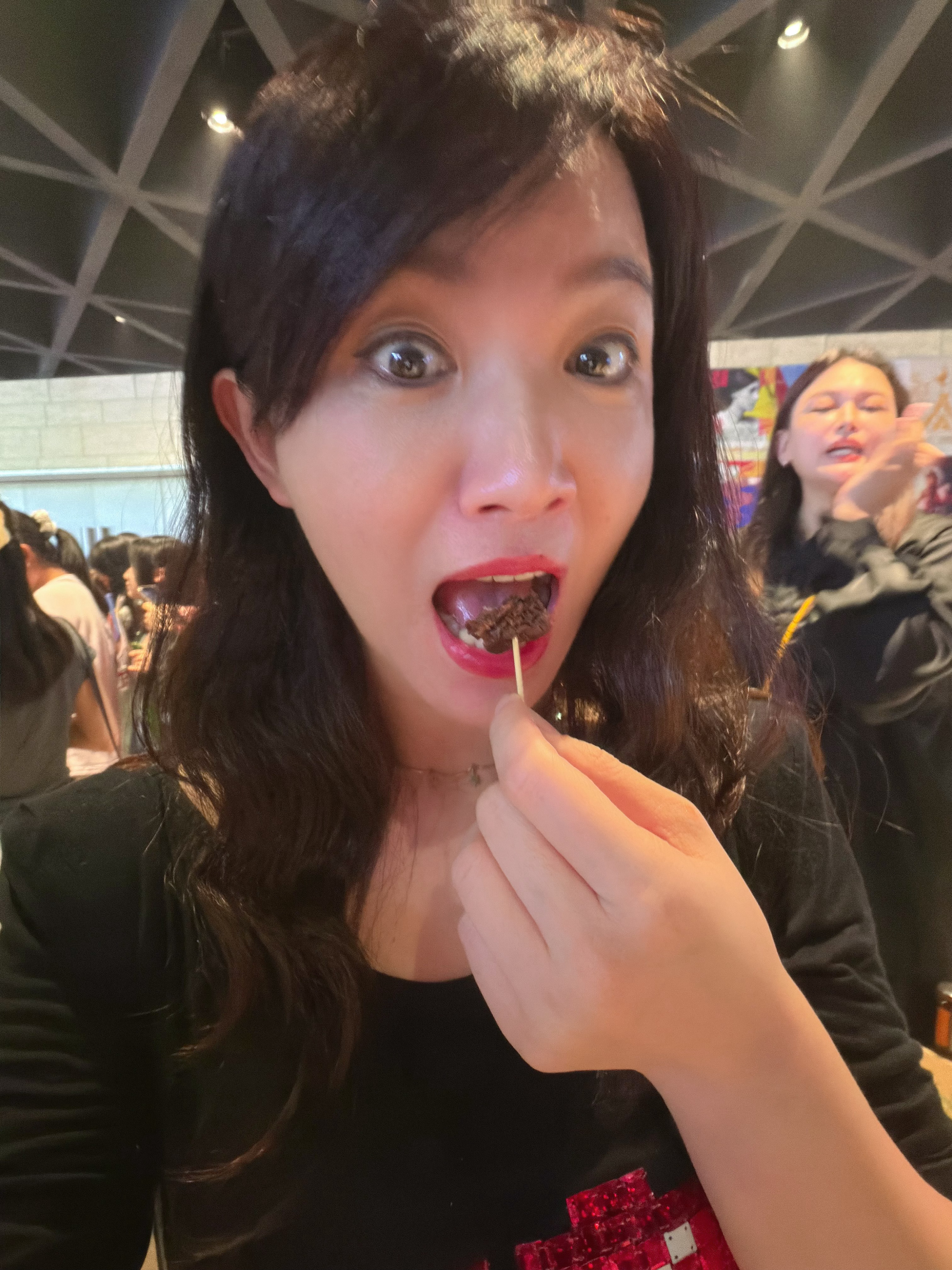 刷了孟京辉先锋戏剧《猫脖子上的血》，演员们很优秀，满场跑，还背熟大量台词，比《文