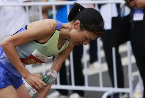 医院称张水华以虚假理由获调休 张水华被医院处分这事儿，说起来也不算冤枉。从医院的