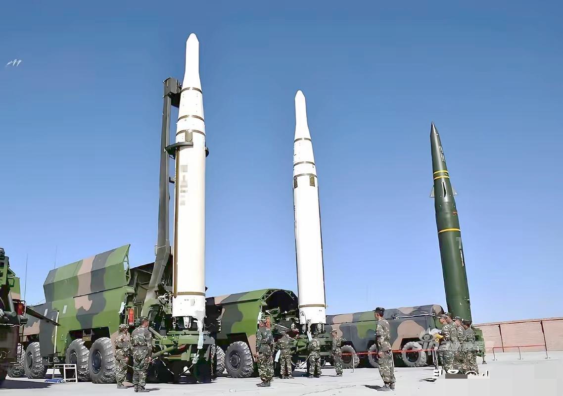 东部战区这回真把底牌摊开了
导弹不再藏，不再等
直接竖在海边，风吹日晒也不放倒