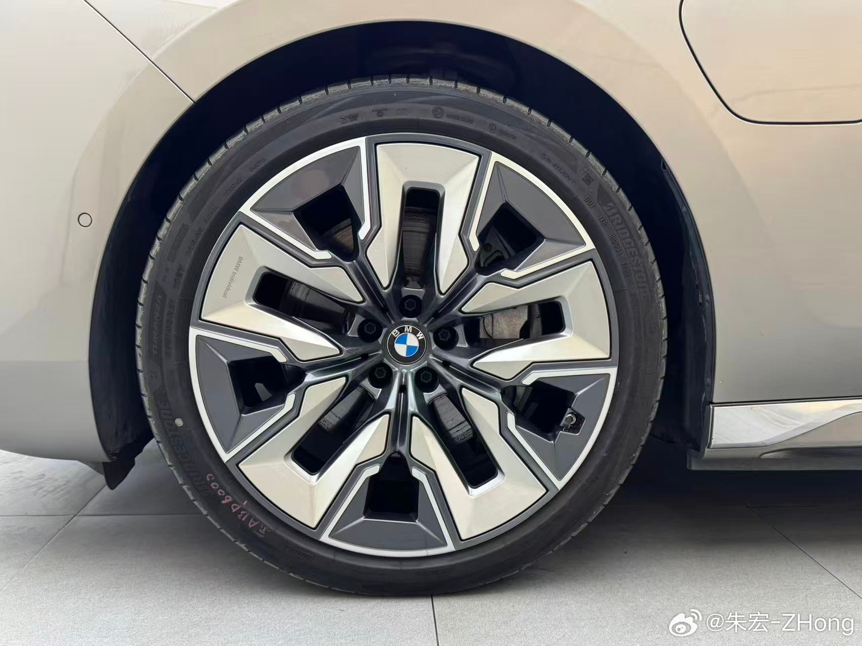 宝马i7 xDrive60L 生产日期：2022/7/1首次上牌: 2023/3