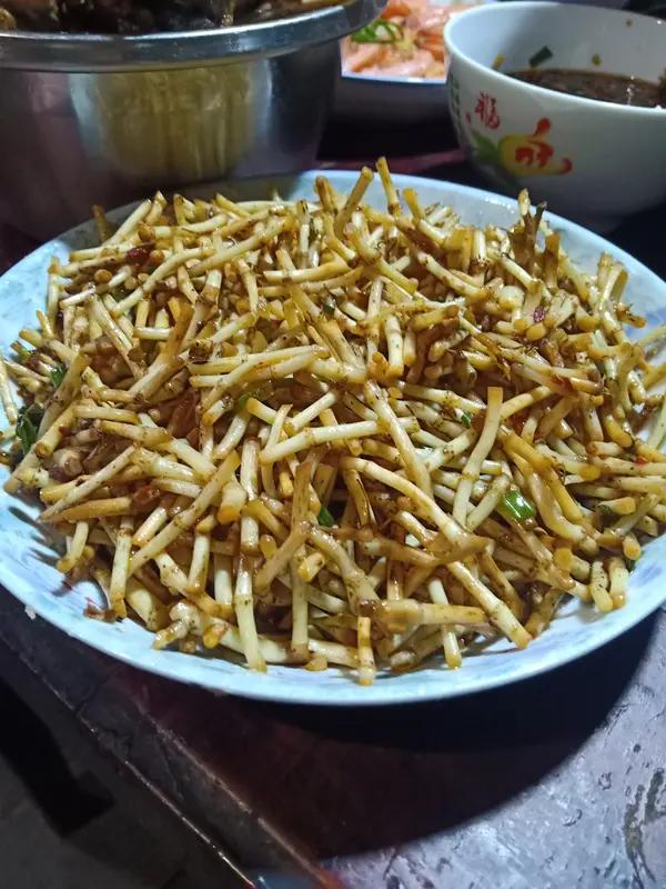 聊天用你们家乡话怎么说?我们都说一起姥撩嘿，咱这“一起姥撩”听着是不是特带劲！在