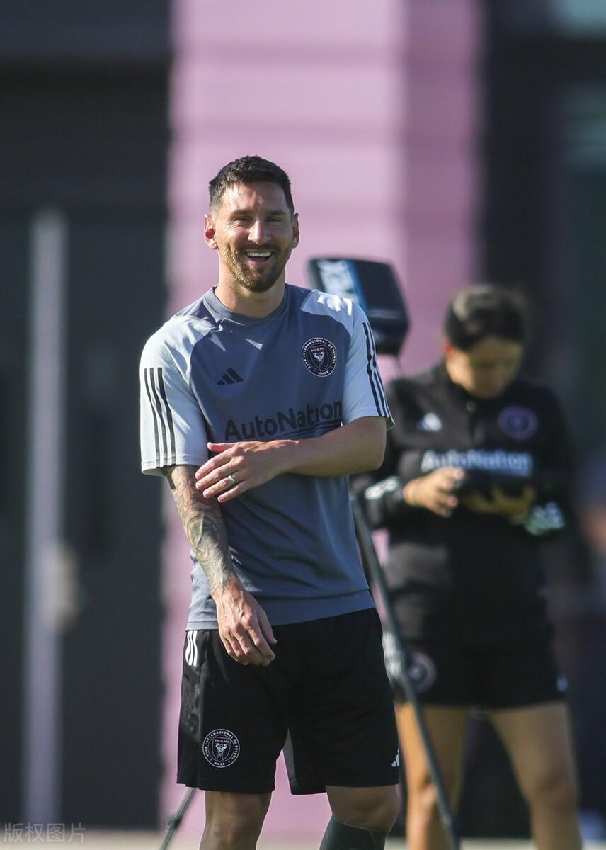 有布斯克茨，训练中的梅西还似个二货，在全力找回自己[捂脸][捂脸][捂脸]，但是