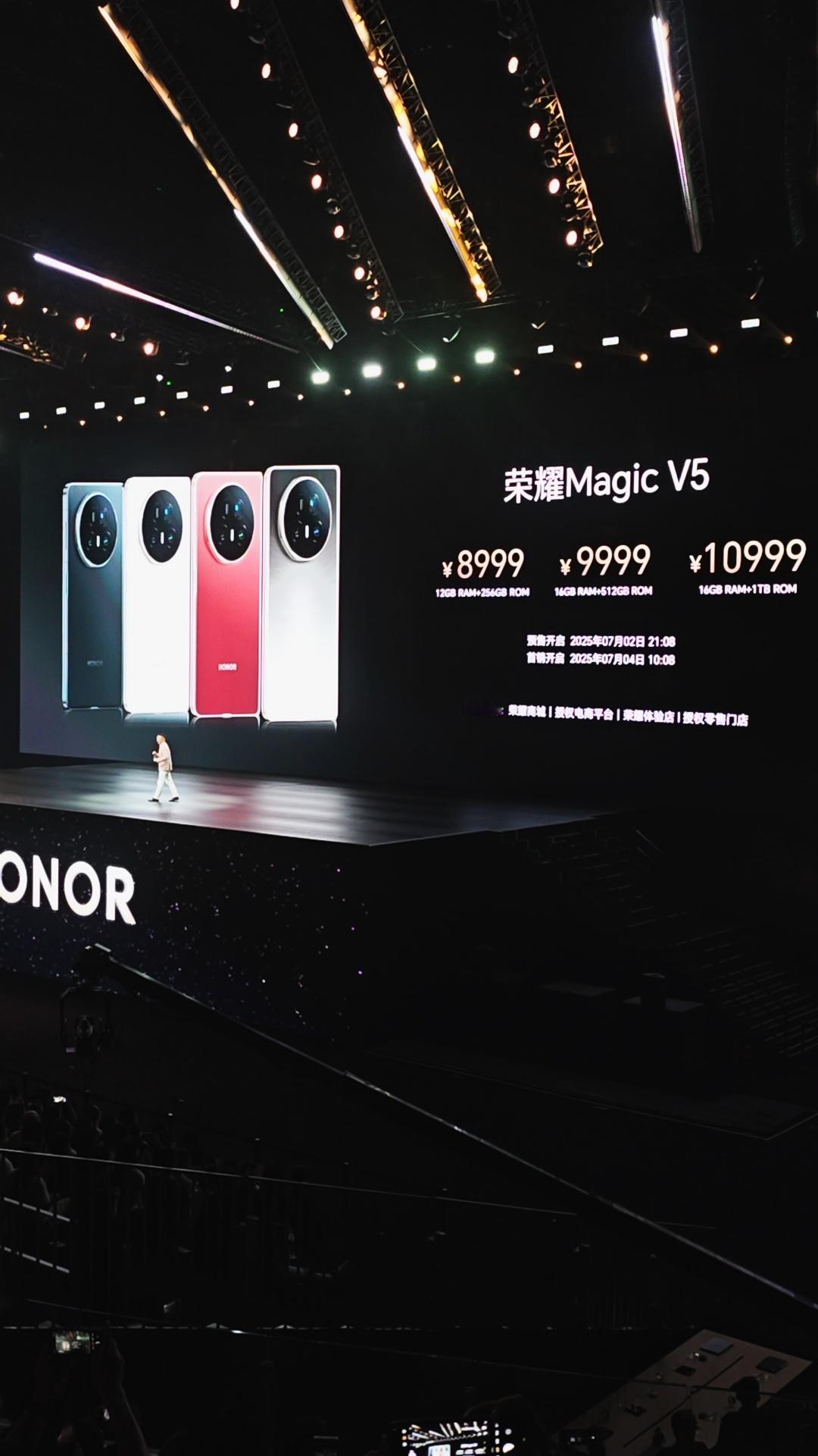 荣耀Magic V5 的价格是8999，512G和1T版本的价格分别是，9999