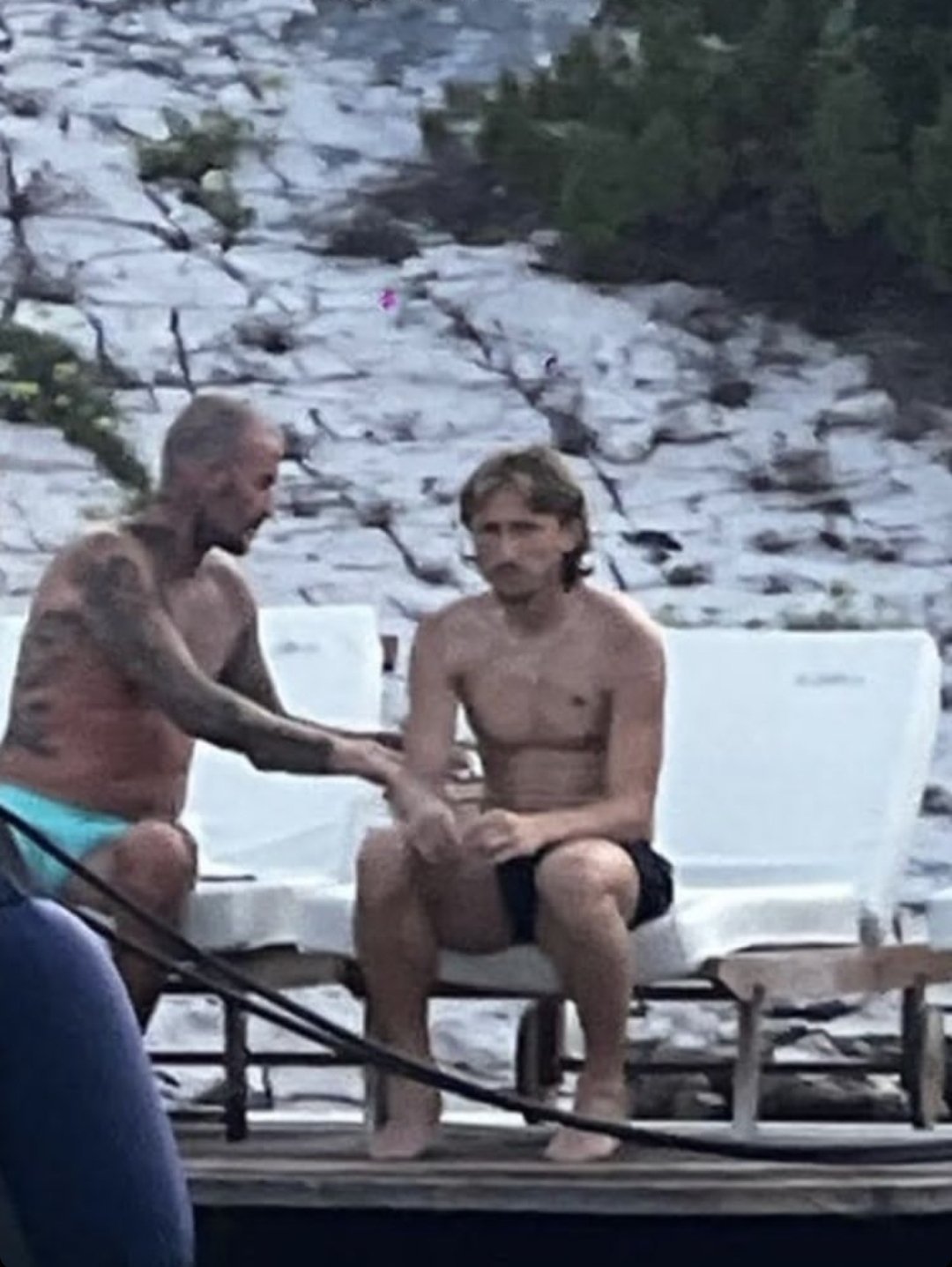这两个没穿衣服的男人是谁？ ​​​
