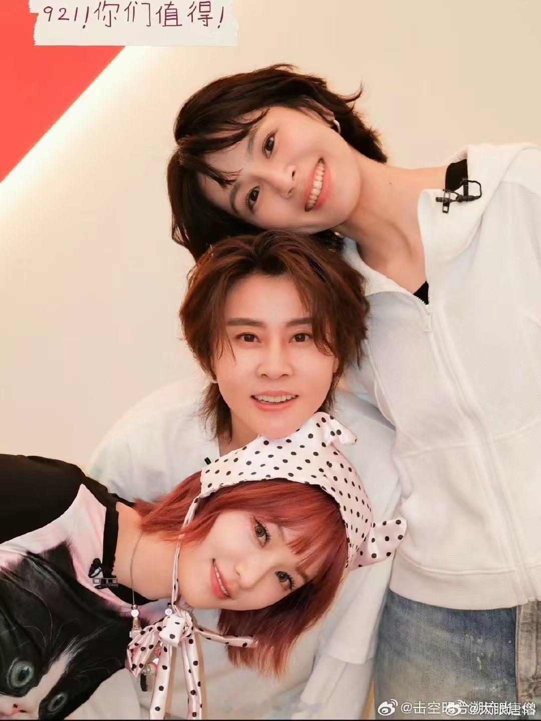 浪姐 T3航站楼 解锁高能舞台时刻，三位姐姐同框氛围感直接拉满，唱跳全开气场强大