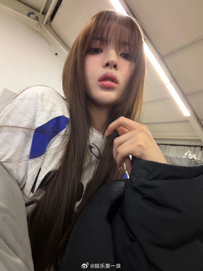 杨超越启程巴黎看秀 6日凌晨，出发巴黎时装周，齐刘海长直发、白色长袖球衣，简单清