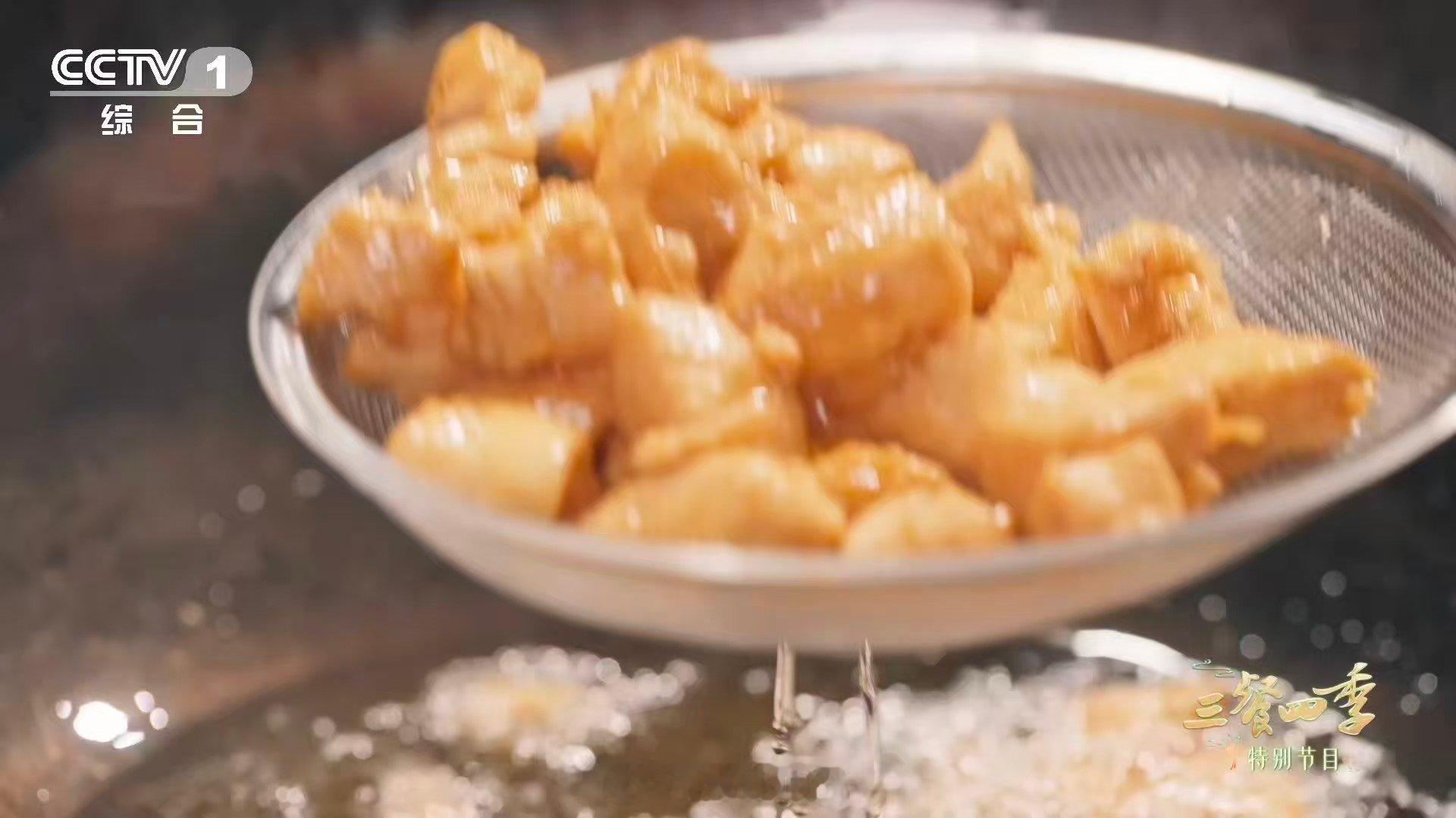 葡萄鸡丁是山东济宁的限定美食 这个是山东限定的美食呀，真的是让我隔着屏幕都快要流