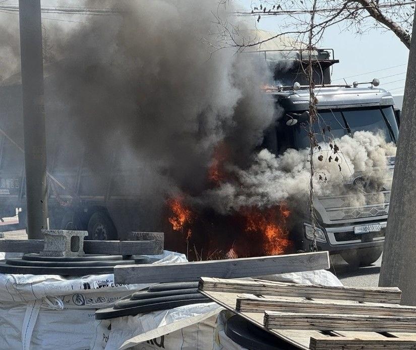 4月25日上午10 时33分，京畿道平泽市浦升邑一辆行驶在道路上的货车突发起火。