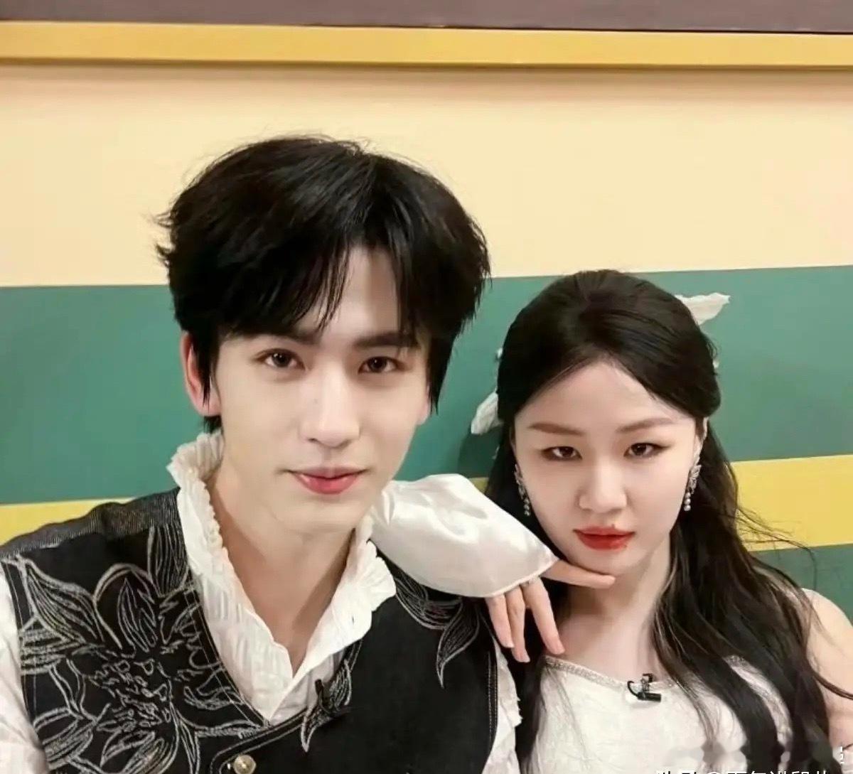 金靖，真敢说！4月9日凌晨，张凌赫好友金靖突然冲上了热搜，这次不仅因为两个，金靖