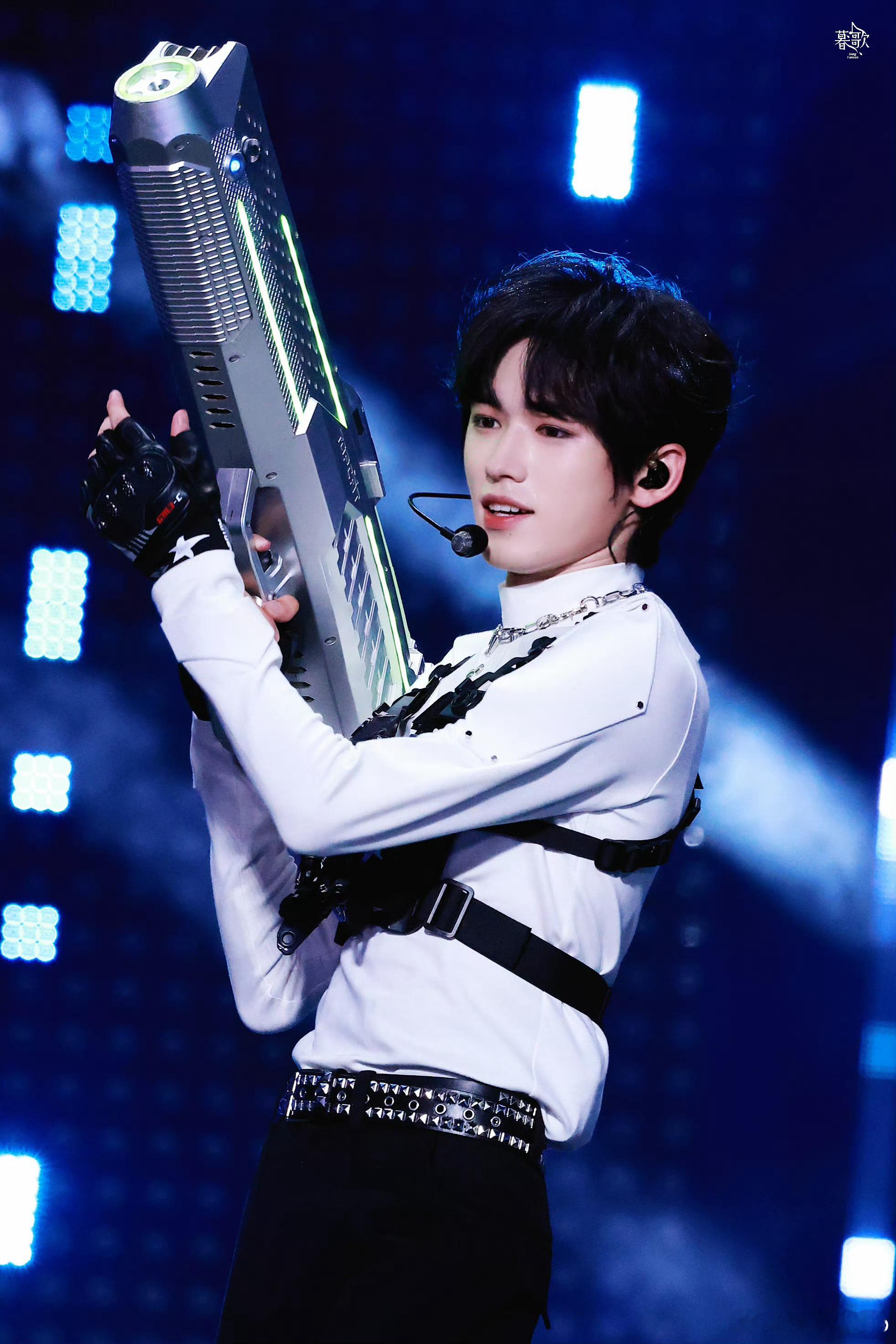 吴彤说要做不修音的音综吴彤说宋亚轩唱歌不用修音国粤无双 内娱音综卷出新高度，吴彤