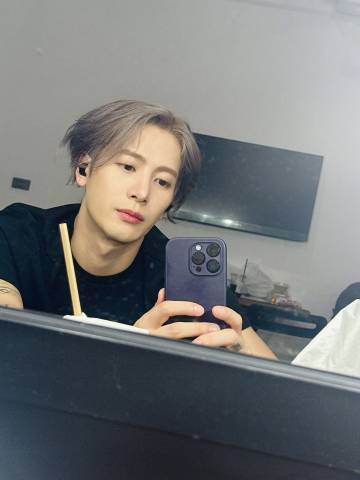 王嘉尔下飞机就是秀场  2025是期待满满的一年[憧憬][憧憬][憧憬][憧憬]