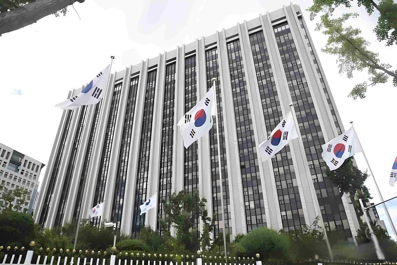 总统鞠躬，财阀浅笑，青瓦台的椅子越来越轻

2026年6月底，韩国总统李在明在青