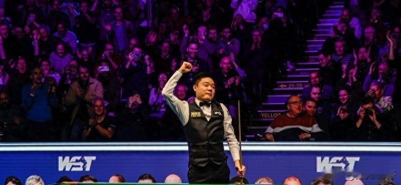 斯诺克新星惊艳逆袭！龙泽煌4-2力克双料冠军威尔逊，中国军团苏格兰赛场展露锋芒。