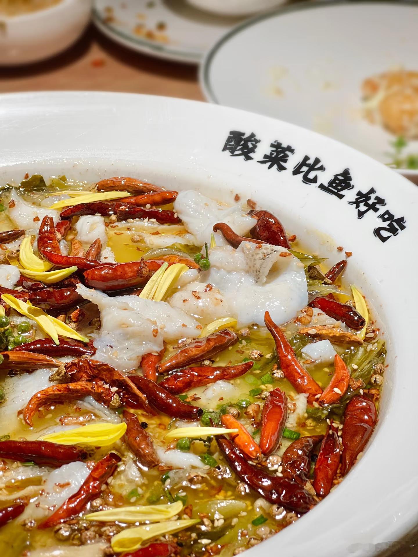 太二卖不动酸菜鱼了真是不知道这有啥好吃的，客单价高，初期还经常排队，规矩多得很：