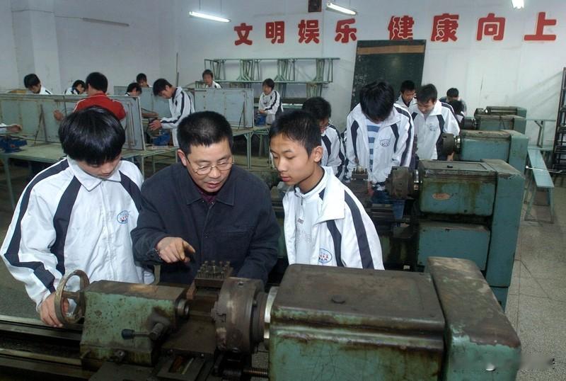 职业高中和中专区别还挺多的。
      从培养目标来说，职高侧重职业技能，毕业