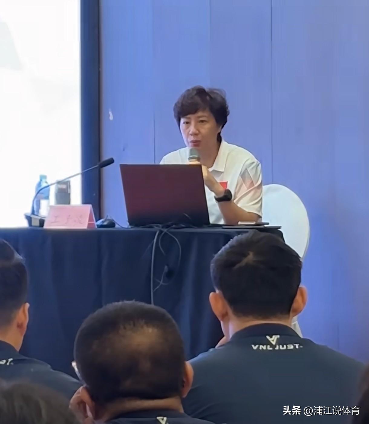 中国女排名将、国际裁判王子凌现身郑州，为河南省女子排球城市联赛助力。在谢国臣的陪