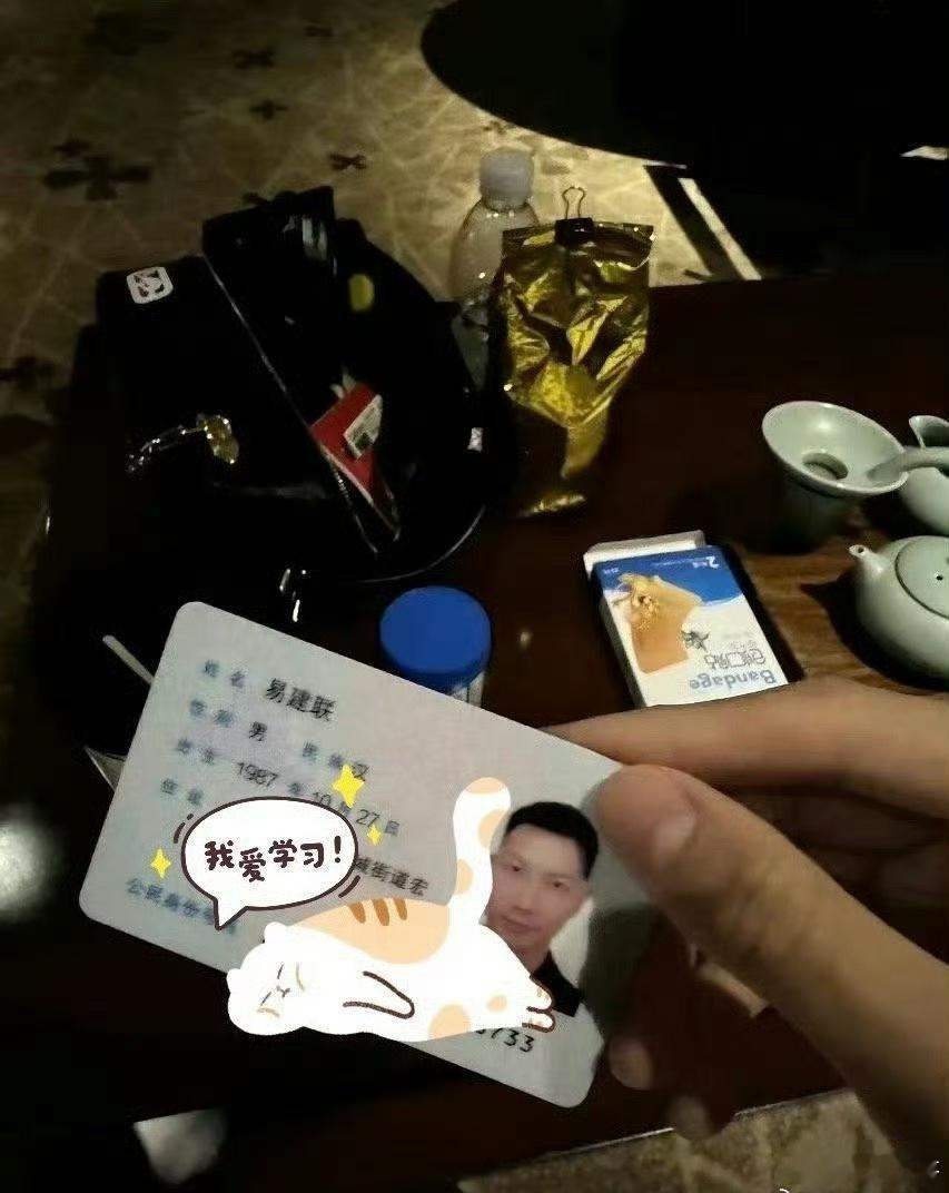 #易建联风波亟待正面回应#易建联沉默之谜：真相在何方？关于前中国男篮国手易建联的