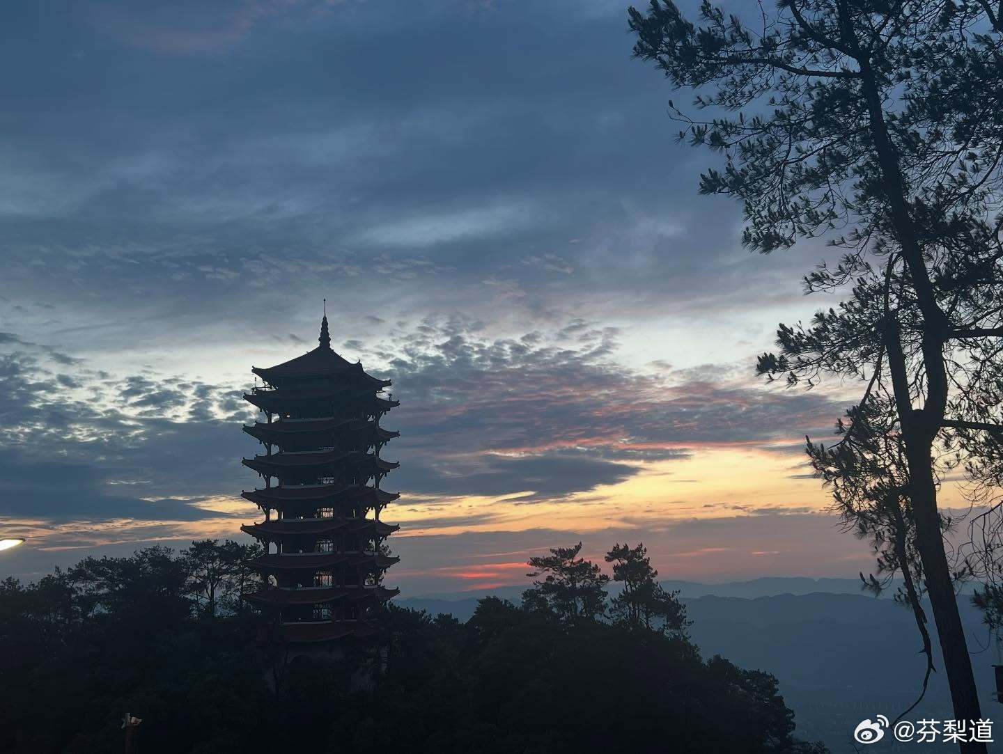 袁心玥[超话]果子回重庆了，并且去爬了缙云山……如果旅游能偶遇袁心玥那应该还是挺