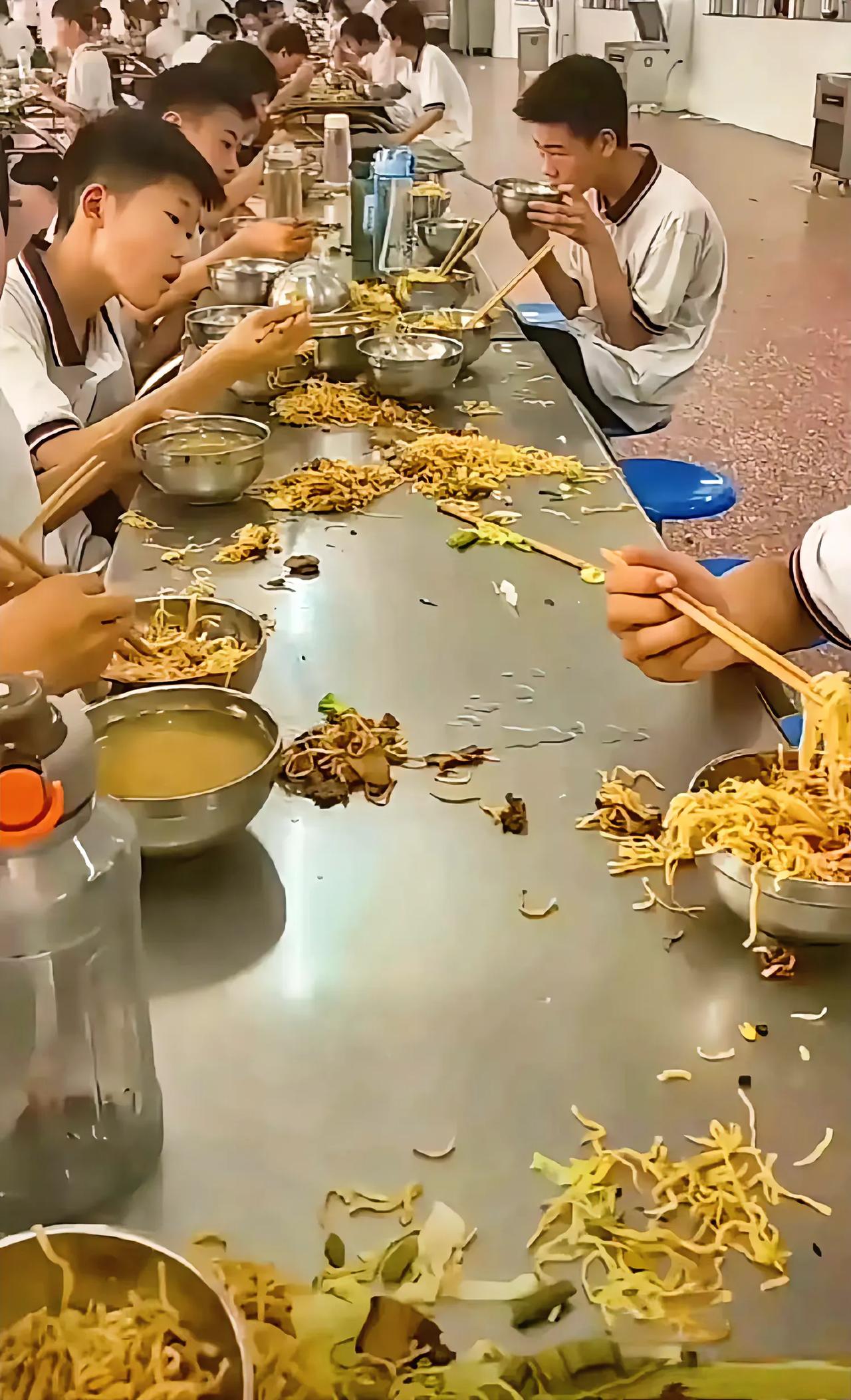 谁知盘中餐，粒粒皆辛苦。山西某中学食堂学生用餐时的情景，看了让人觉得汗颜，学校不