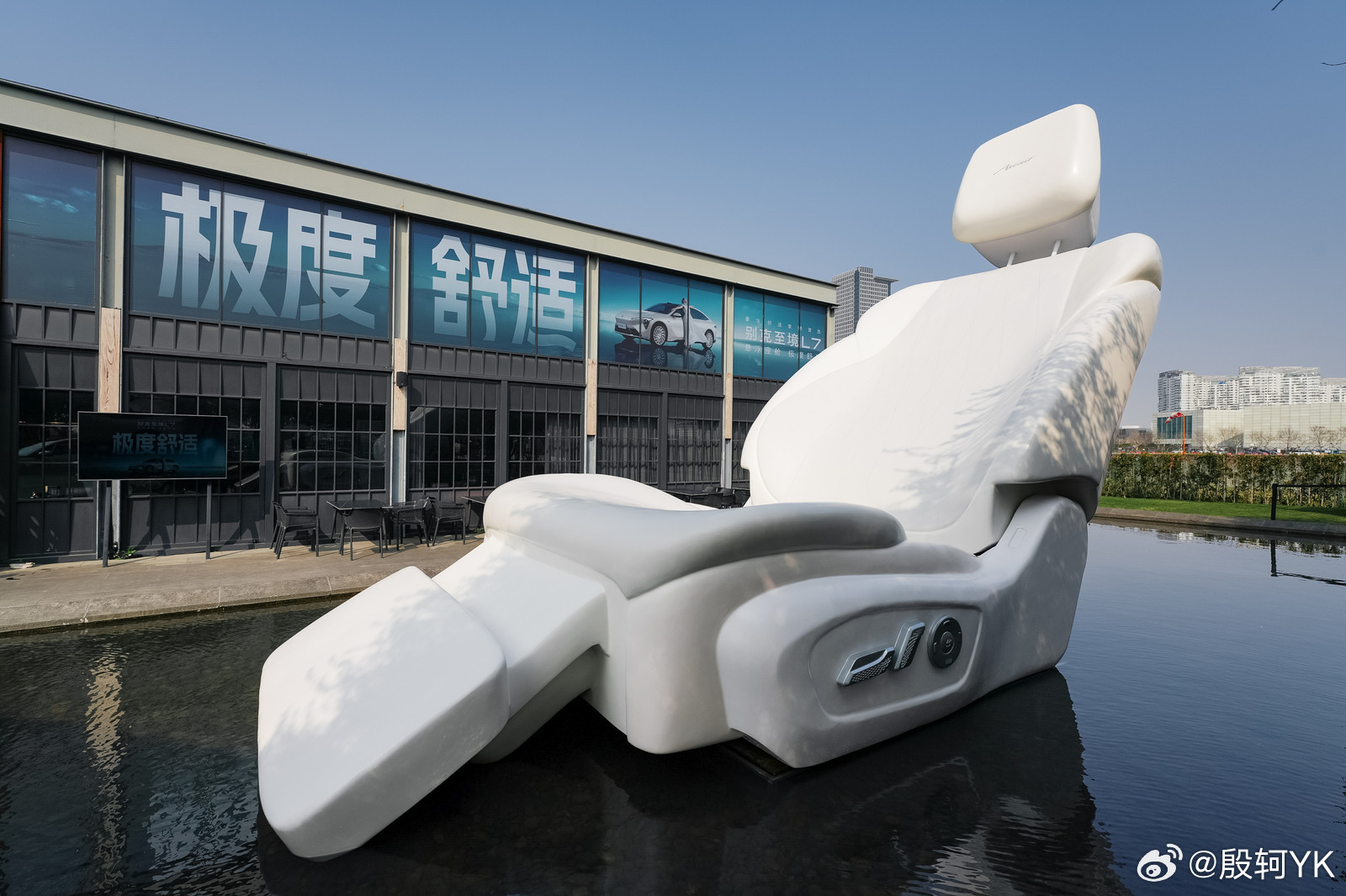 别克至境L7升级上市，我在去年开过坐过至境L7，印象最深刻的就是座椅真的舒服，底