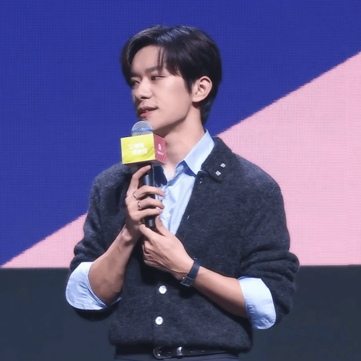 天呐！！易烊千玺好温柔的梨涡笑！！易烊千玺梨涡笑