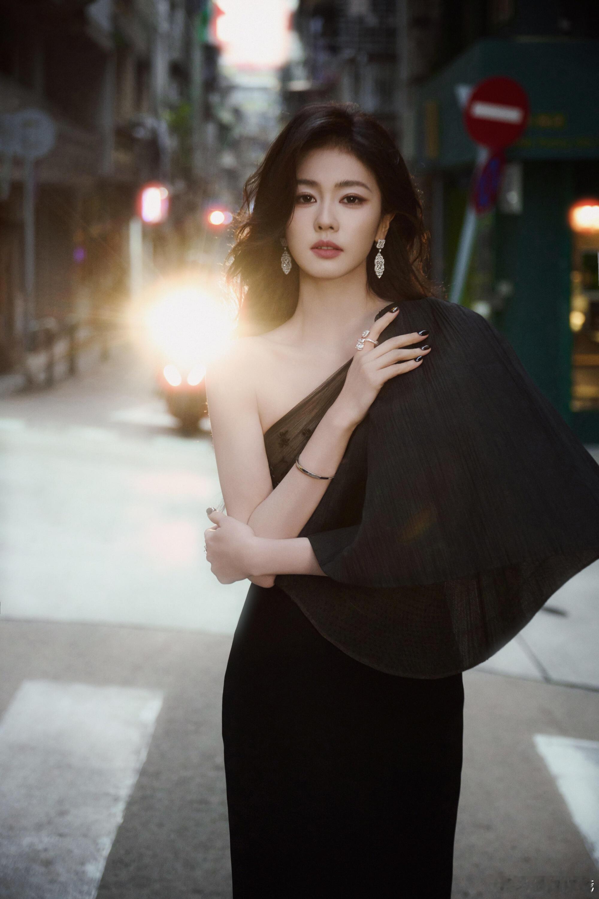 白鹿尖叫之夜第一套造型来咯！港风女神😎白鹿