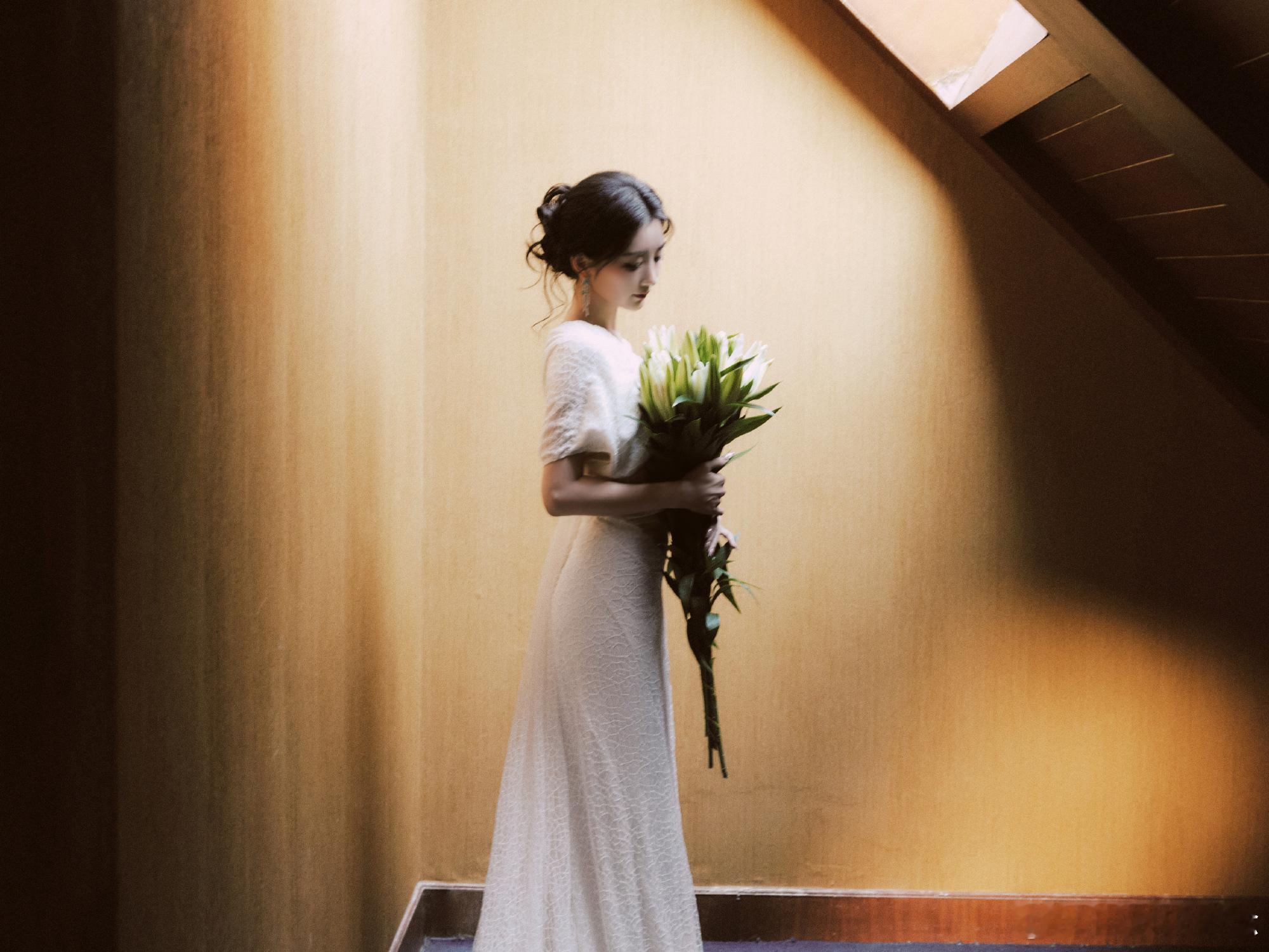 毛晓彤 白月光 微博视界大会毛晓彤，一袭白裙仙气飘飘，清冷温婉白月光，美到失语！