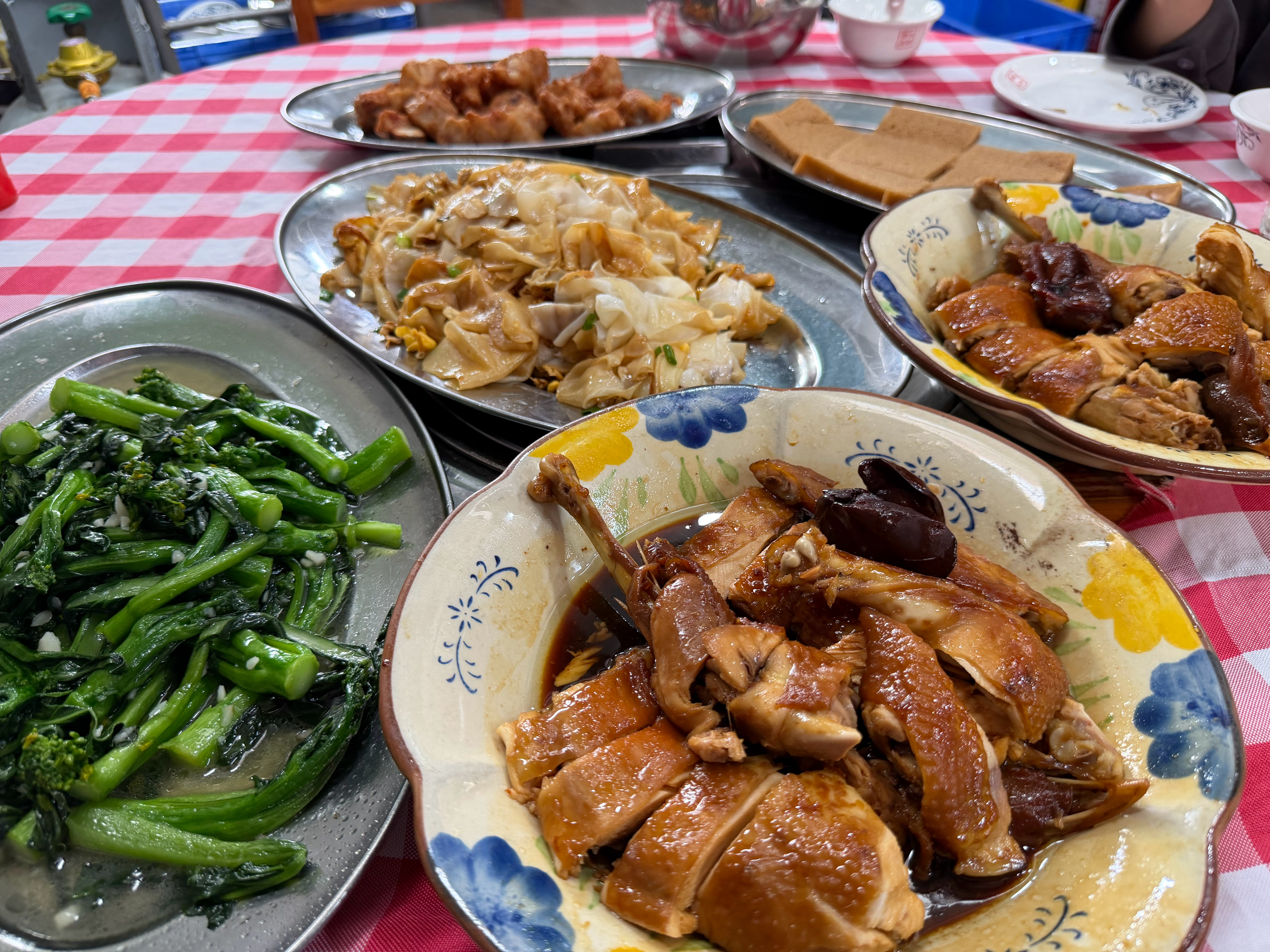 第一次吃豉油鸡，是甜酱油但好好吃，真的好嫩好入味第一次吃炒陈村粉，比我之前吃的蒸