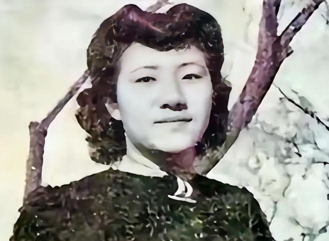 1934年，才女苏青新婚夜，撞见丈夫和表嫂亲热，她装作若无其事，婚后接连生了5个