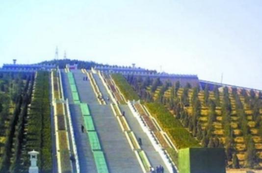 2011年，修建了两年的华国锋陵墓终于竣工了，事后一统计，一共花费了1200多万