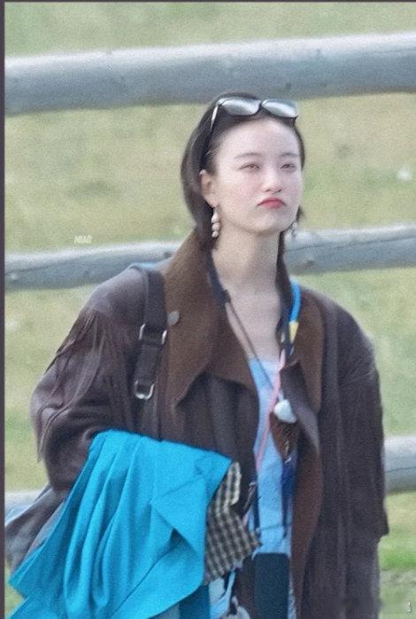 倪妮全世界倒数第一不出片向野的我们原野向日葵定格美好画面，倪妮与生俱来的镜头优势