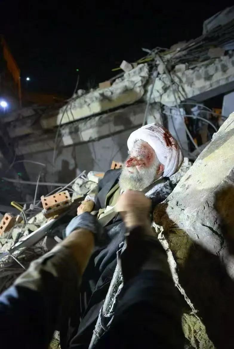 哈梅内伊自己都不知道自己怎么死的吧？
在形势严峻的时候，按照一般人的想法，肯定是