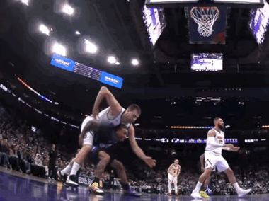 约老师教科书式的表演🤡joker
约基奇22+12+5，穆雷爆砍45分，乔治3