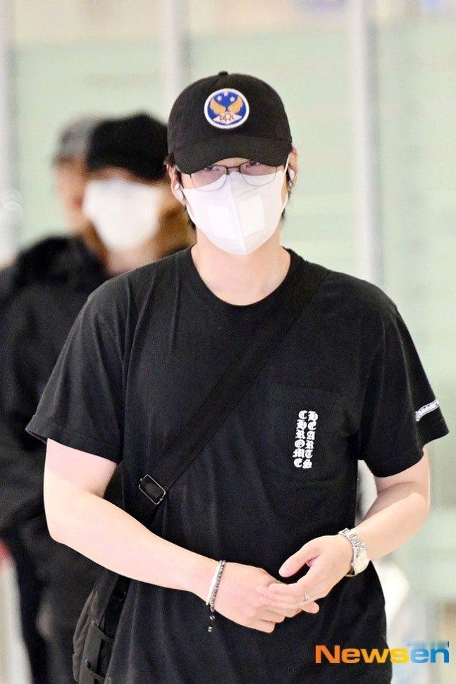 闵玧其[超话]  260920 仁川机场入境 新闻图 ​​​