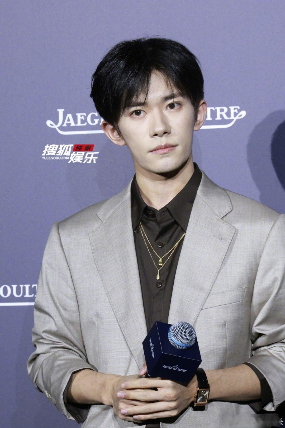 王晶说易烊千玺是演技派弟弟肯定是演技派，那你说人家演残疾人容易获奖，是不是有失偏