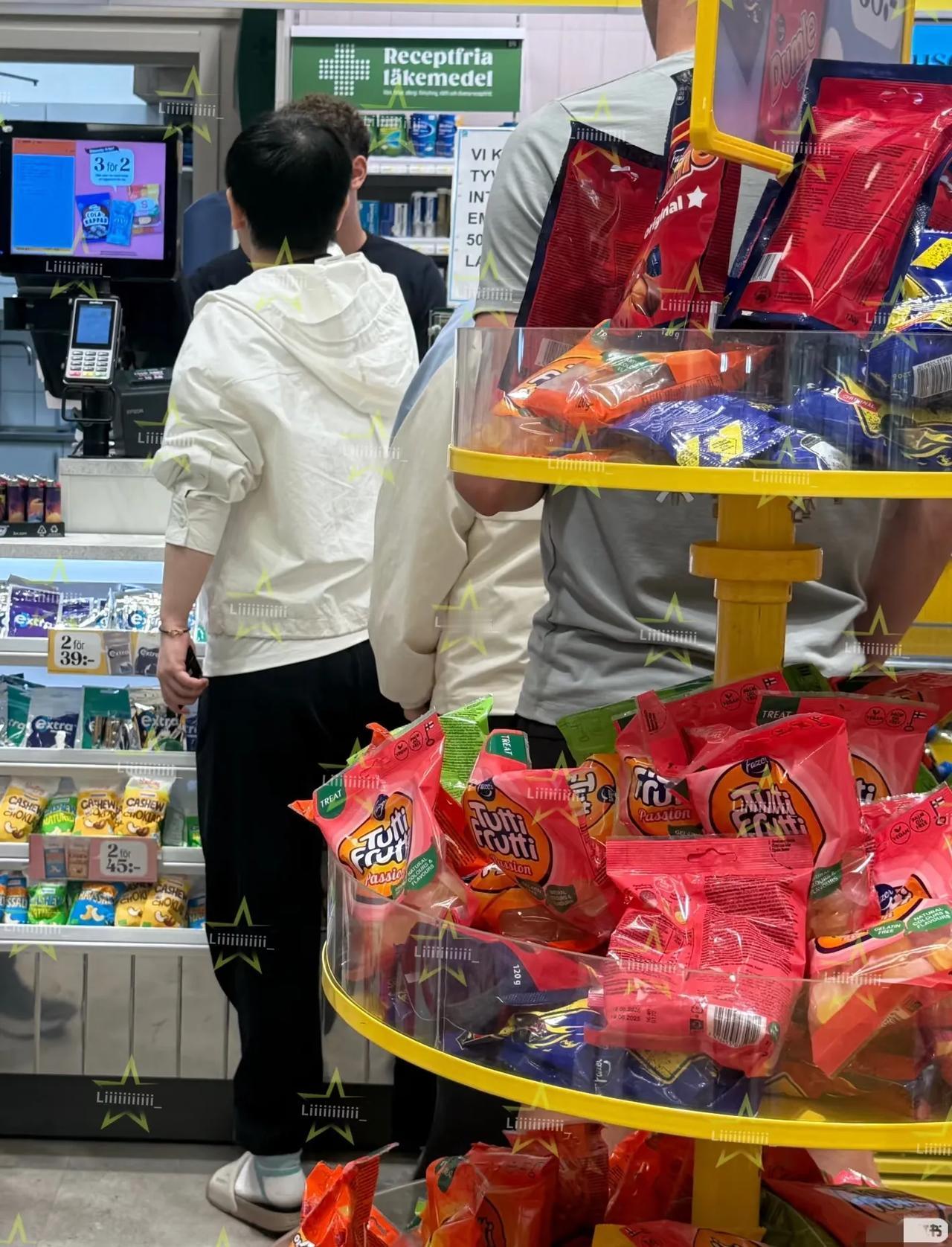 有去瑞典看比赛的网友，
在住的酒店的楼下的便利店偶遇到了买东西的莎莎，
远远地拍