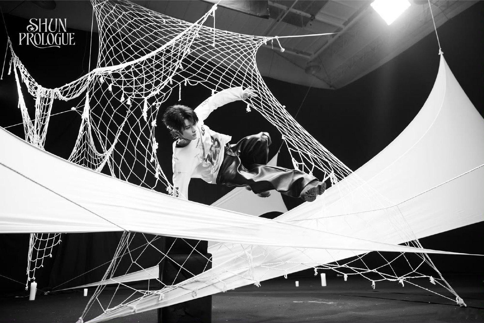 张峻豪｜首张个人实体专辑预告大片，黑白风格摄影下的潇洒魅力，期待怪物新人刷新纪录