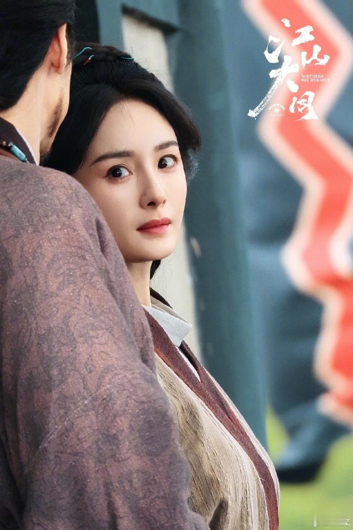 杨幂冯湮儿粗布造型杨幂江山大同粗布素衣造型素颜感淡妆 + 粗布麻衣，依旧美得让人