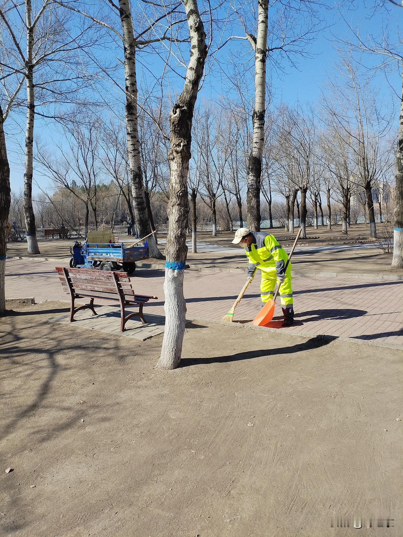 这里是黑龙江省肇东市南湖公园。
有人在享受岁月的静好，有人在默默的甘于付出。
春