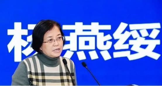 清华教授杨燕绥在节目中曾建议，50岁退休后，过15年才能领退休金，在这期间，男的