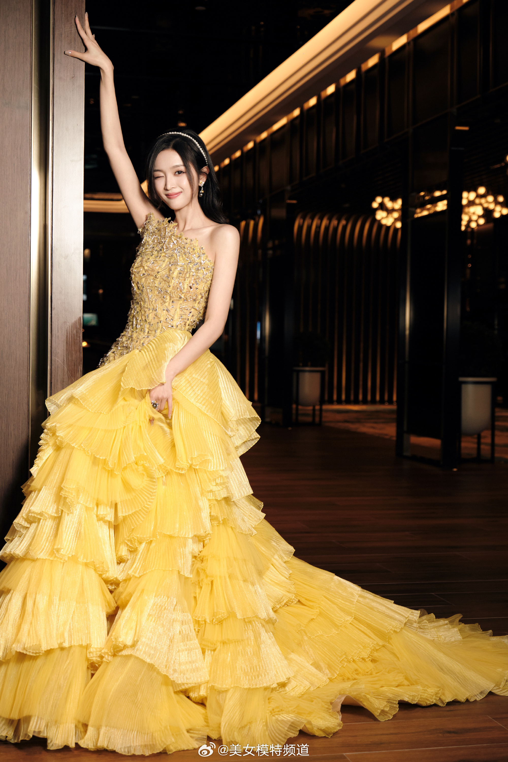 吴宣仪金色献礼绮丽多姿柔美动人 