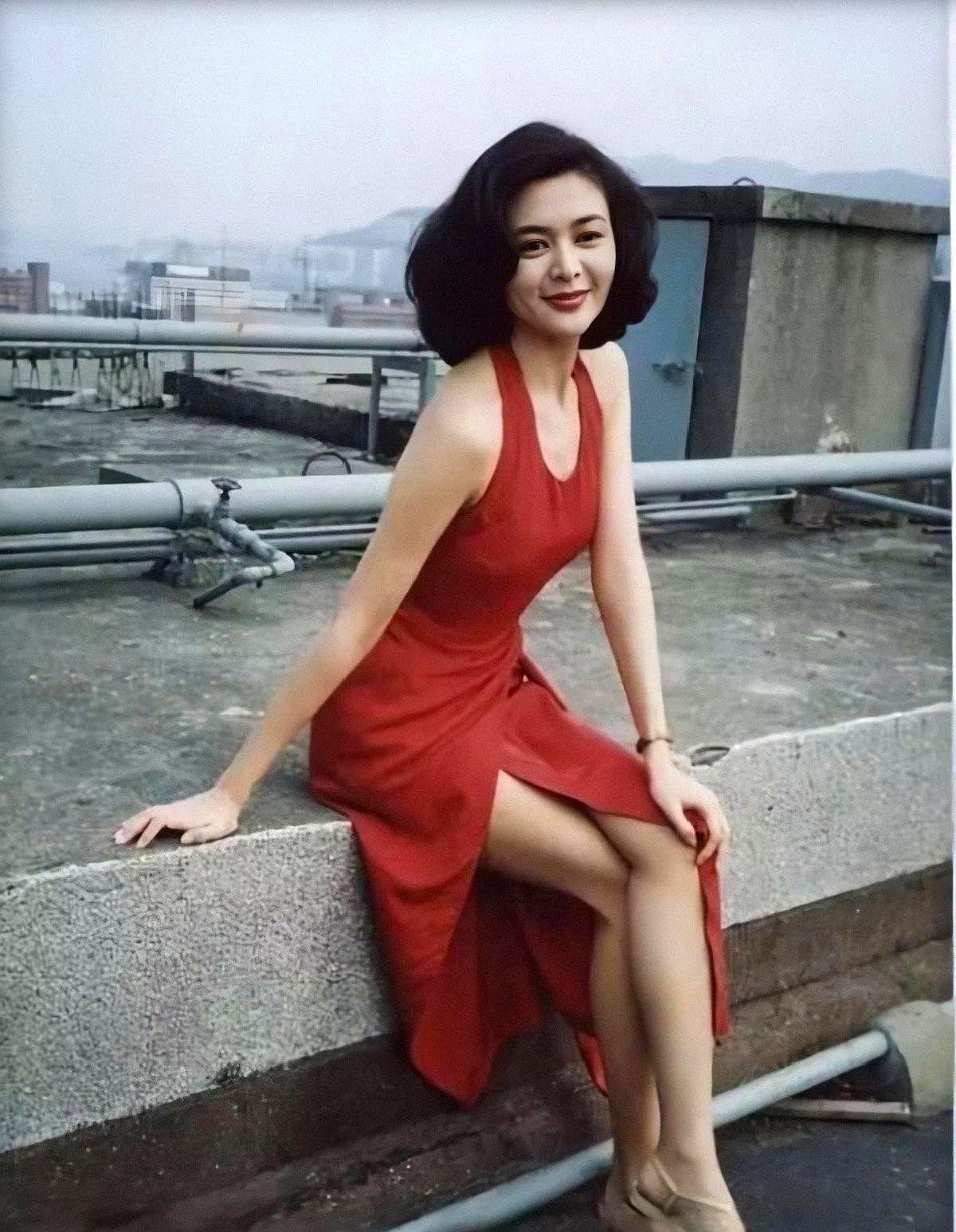 关之琳这状态，真有点东西。

广州街头被拍到和小鲜肉牵手，经纪人都下场认了，结果
