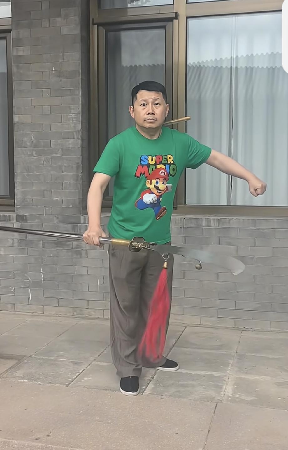 何云伟发视频还挺好玩，拿着朴刀道具摆姿势，问给他拍照的人“行吗？”

对面回答：