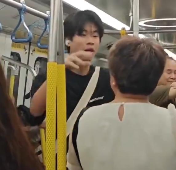 最近，香港地铁港岛线车厢里，一名上了年纪的大妈对着周围乘客破口大骂，一对带孩子的