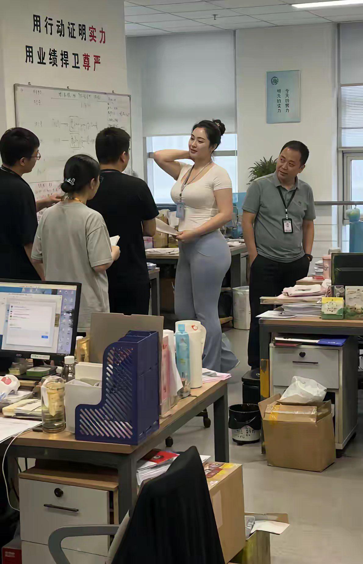 这女的也太壮了吧，比男的都胖
关键还是销冠，