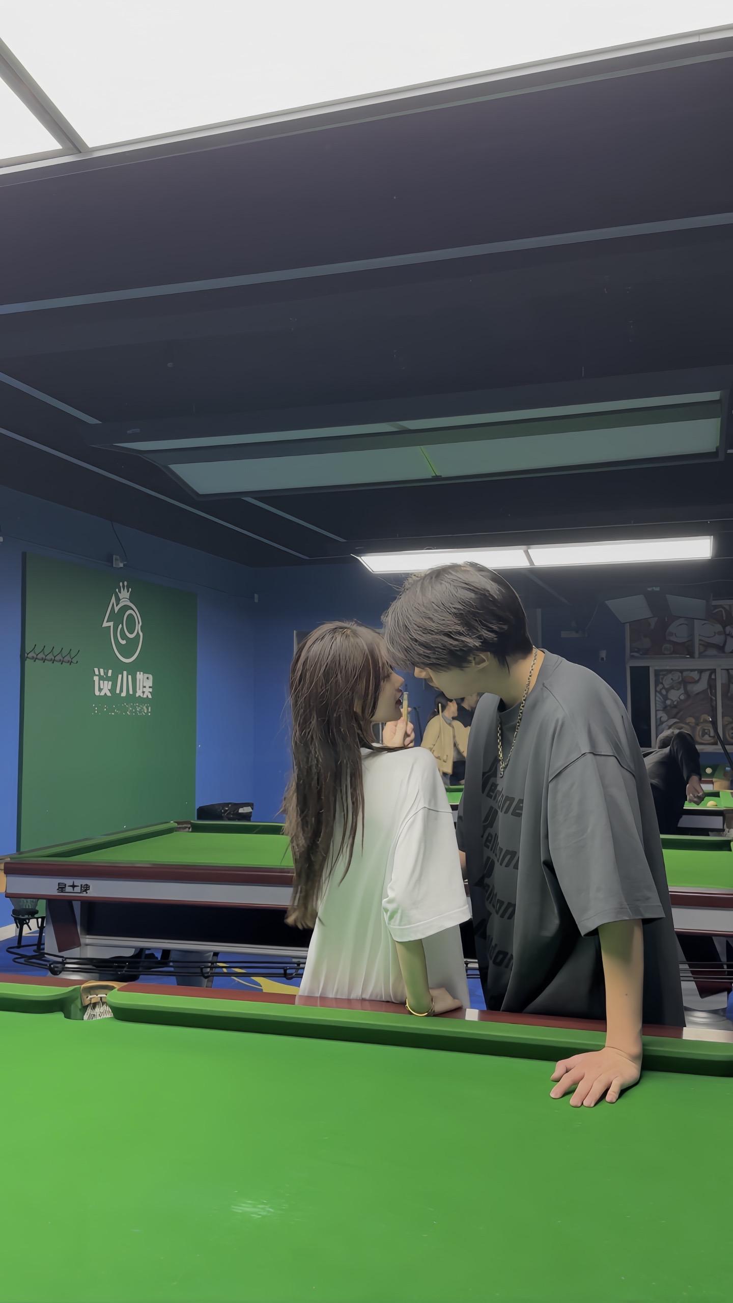 幸福很简单 和爱的人吃好晚饭跑个步 路过烧烤喝着可乐吃几串 聊聊八卦 平淡且快乐