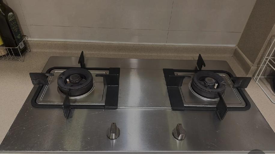 烧了八年的灶台，一直坚持用肥皂水趁热擦，从来没积过厚油污✨
每次做完饭灶台还热乎