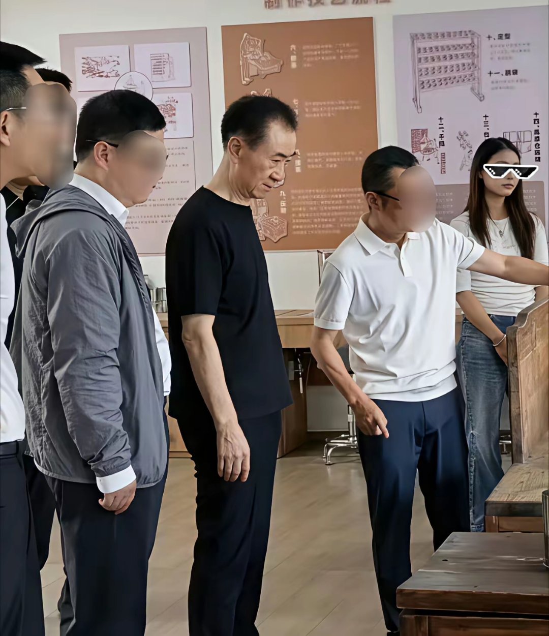王健林现身云南被偶遇。儿子在法国度假的时候，老爷子依旧在四处谈生意，看着瘦了不少