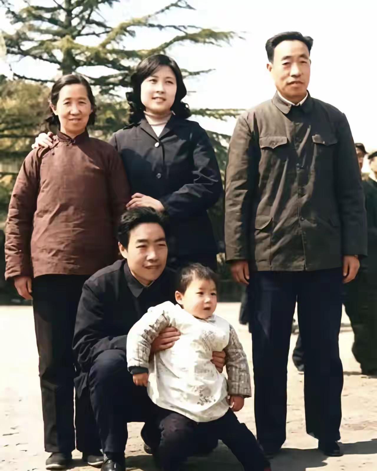 贾平凹酷似他父亲，贾浅浅还真像她妈妈韩俊芳。
贾平凹跟韩俊芳是同乡，自幼相熟，俩