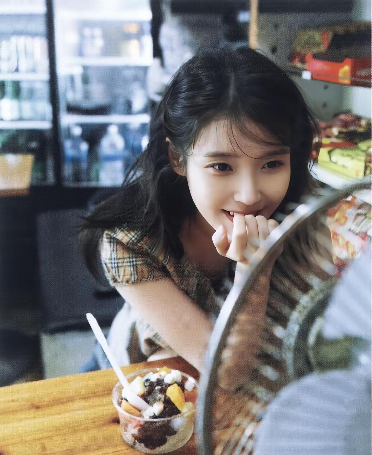 IU（李知恩），韩国国民级歌手、演员。2008年以《迷儿》出道，凭借独特嗓音与创